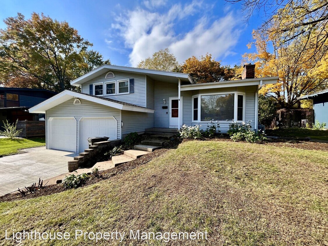 4 br, 2.5 bath House 1529 Eastlawn Rd SE House Rental in Grand