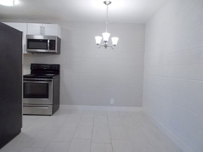Foto del edificio - Cozy 1-Bed Condo in Las Vegas in Convenient Location