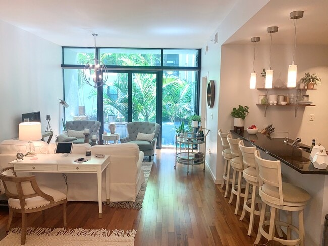 Bright and airy living space with floor to ceiling windows - 400 4th Ave S (Saint Petersburg, FL) Apartment