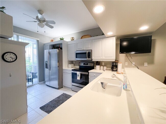 Foto del edificio - 2265 Hidden Lake Dr