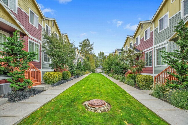 Building Photo - Beautiful Townhome, conveniently located