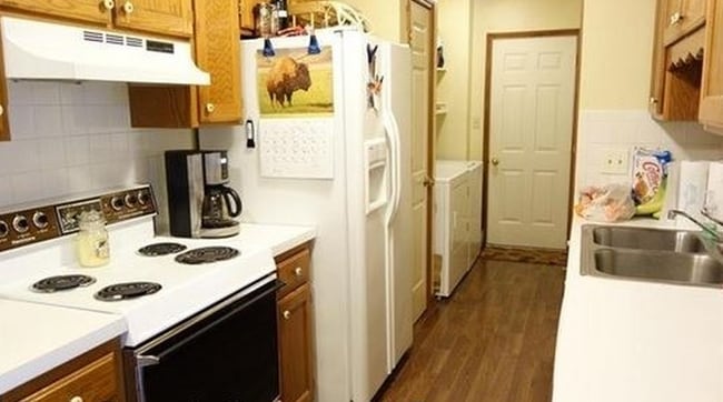 Building Photo - Pet Friendly + Conveniently Located + Off-...