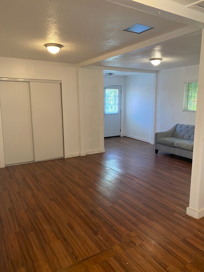 Studio layout - 5470 S Victoria Ave
