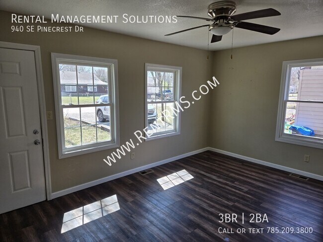 Building Photo - 940 SE Pinecrest Dr