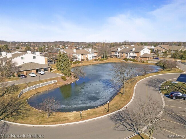 Foto del edificio - 6608 Maple Lakes Dr