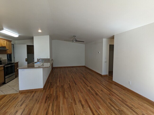Foto del edificio - 2x2 duplex with a fenced yard, single-car ...