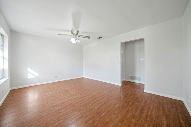 Building Photo - Spacious 3BR Duplex Less Than 1 Mile from Texas State University