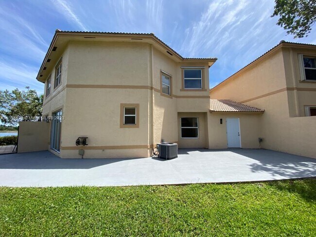 Building Photo - 667 NW 170th Ter