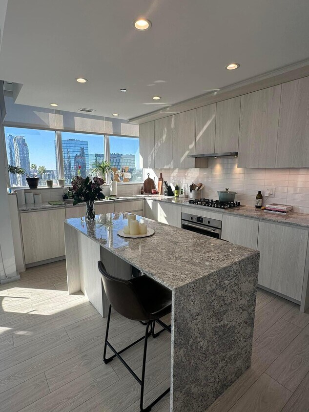 Foto principal - 355 N Halsted St