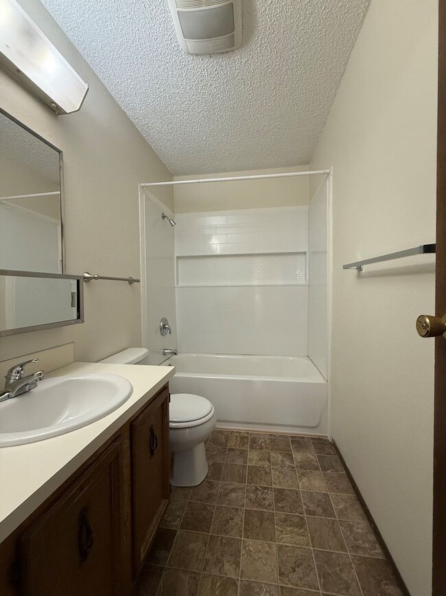 Building Photo - 925 Gellatly St