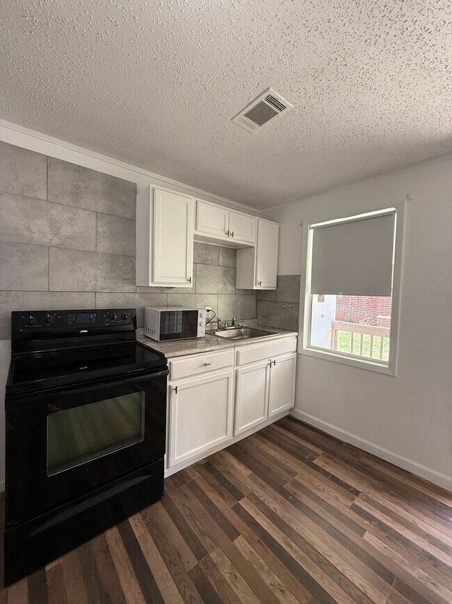 Foto del edificio - Freshly renovated 3 bedroom unit!