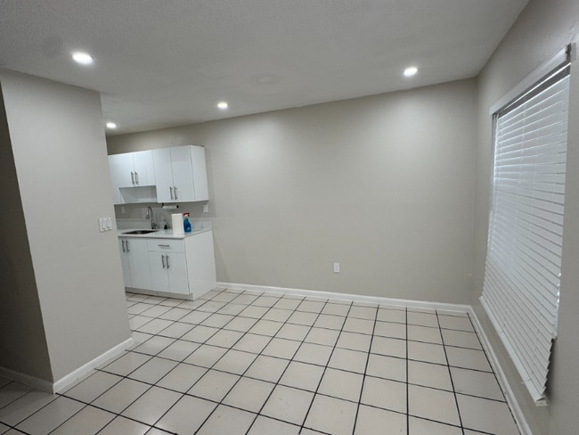 Building Photo - 933 SW 16th Pl