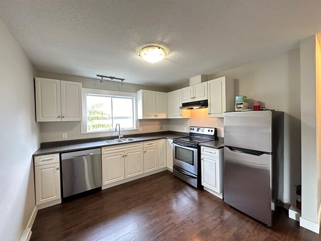 Building Photo - 7244-7244 Pioneer Ave