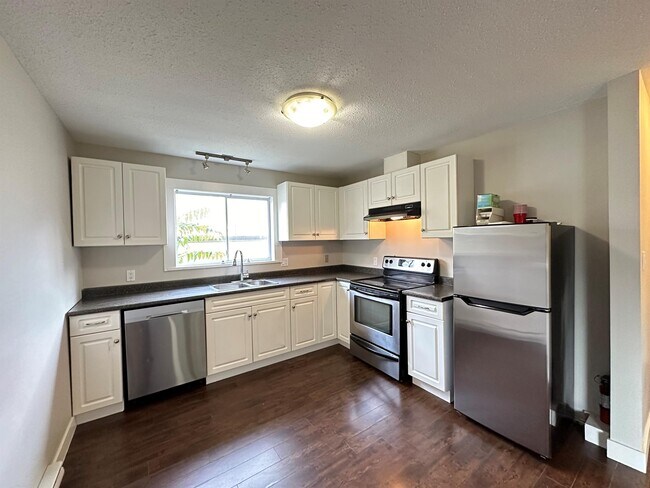 Photo du bâtiment - 7244-7244 Pioneer Ave