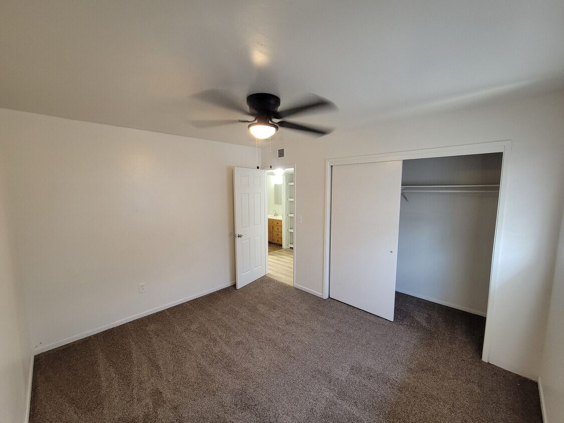 Foto principal - 914 E 2nd St