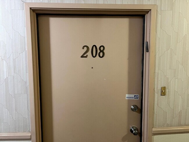 Building Photo - 1 Bedroom 1 Bath Condo Centrally Located I...