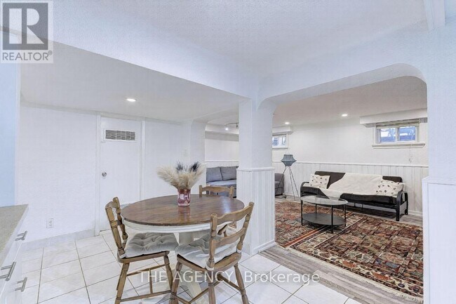 Photo du bâtiment - 82 Harrison Dr