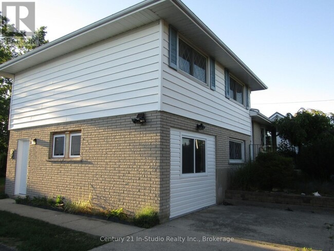 Building Photo - 368 Princes St S