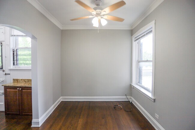 Foto del edificio - 3410 W Balmoral Ave