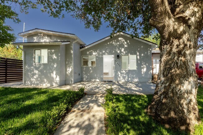 Foto del edificio - Chic 2BD/1BA ADU in Beautiful Granada Hills
