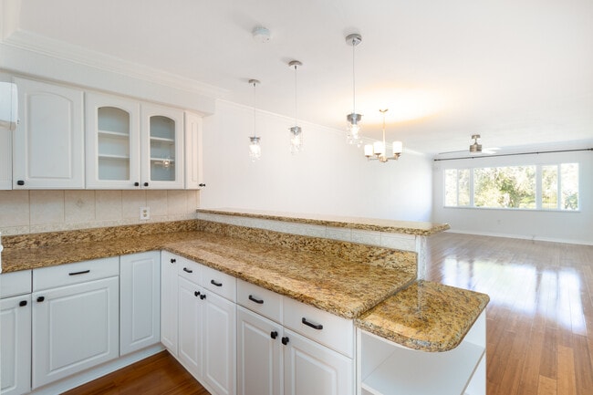 Entrance to Kitchen - 4550 Overlook Dr NE