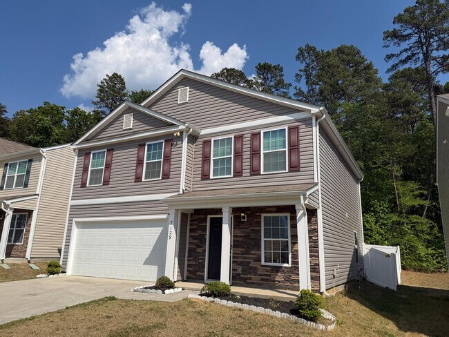 Foto del edificio - "Charming 3-Bed Oasis on Finnigan Rd: Spacious 1,994 Sq Ft with Granite Kitchen & Cozy Fireplace!"