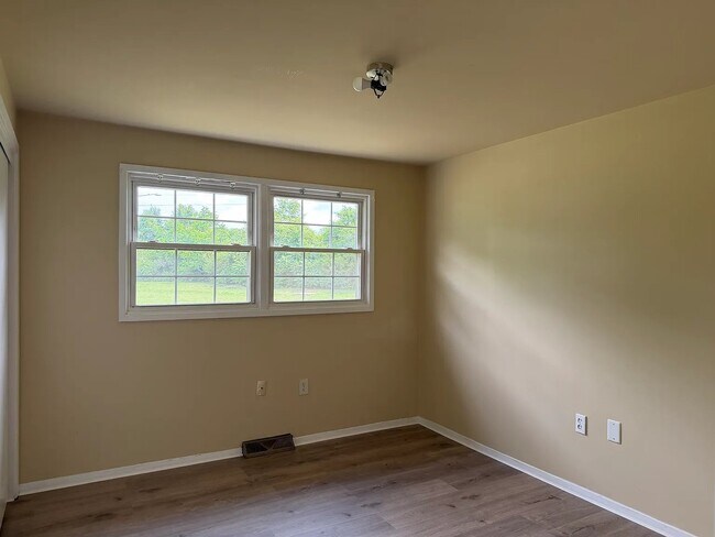 Foto del edificio - 121 Woodgate Cir