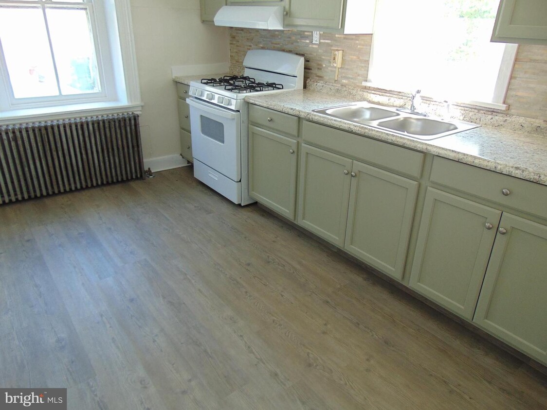 Primary Photo - 129 S Main St