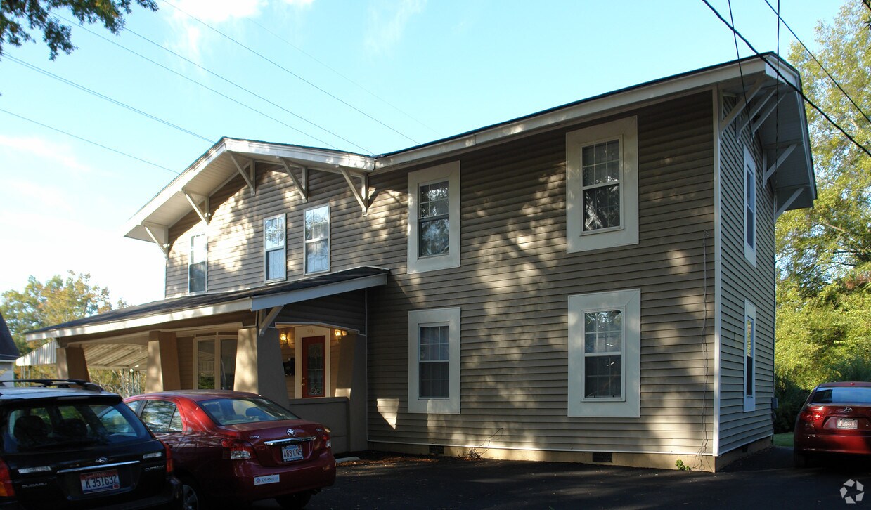 Building Photo - 901 Sedgefield St
