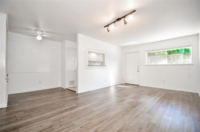 Building Photo - 427 W 17th St