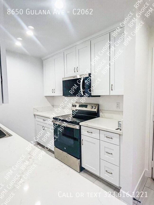 Foto del edificio - 8650 Gulana Ave