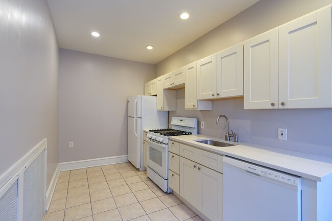 Building Photo - Amazing 1st fl Apt with private entrance and w/d