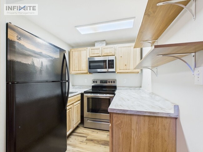 Foto del edificio - Spacious 4-Bedroom Apartment Just 4 Blocks...