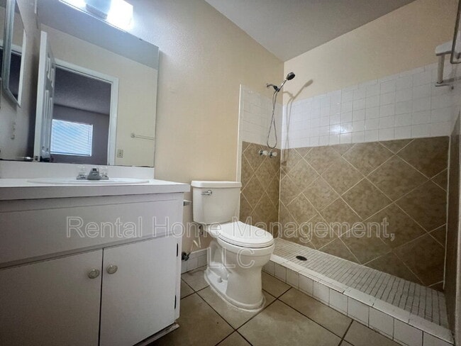 Building Photo - 343 E Rosewood Ln
