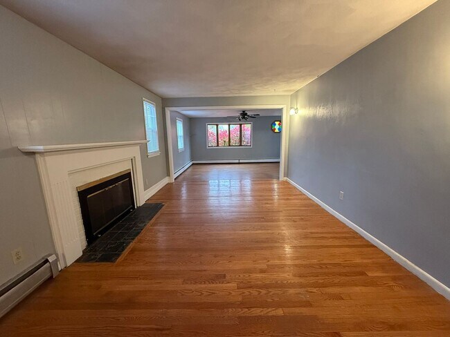 Foto del edificio - Beautiful 4 Bed, 2 Bath Home for Rent In S...