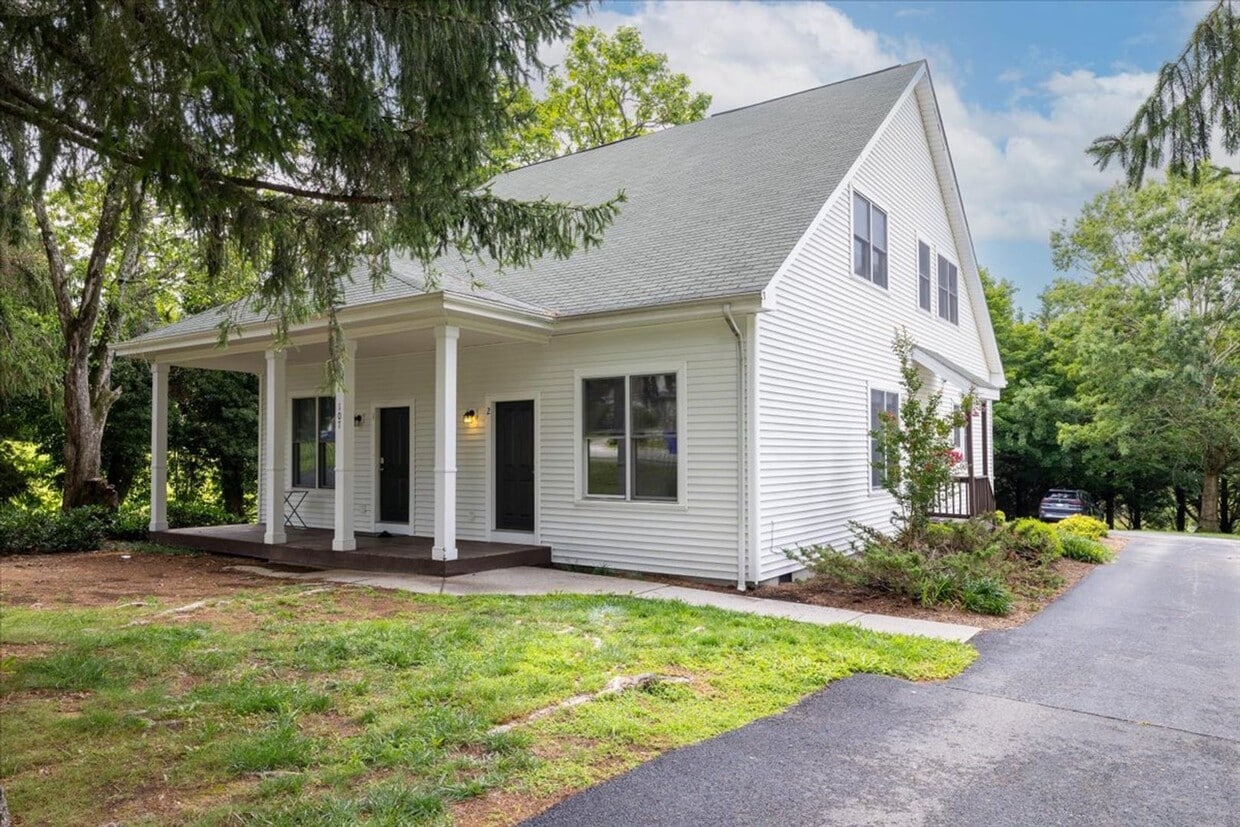 Foto principal - Spacious 3BR Townhome by the Bus Stop