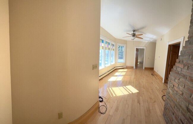 Building Photo - 19 Hickok Pl