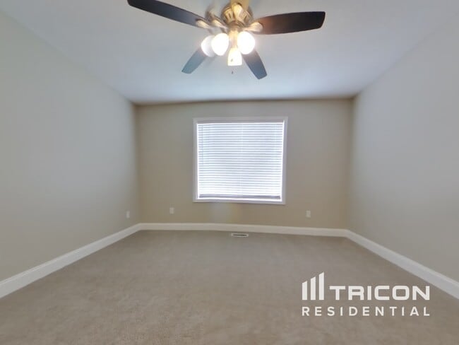 Building Photo - 381 River Trace Dr