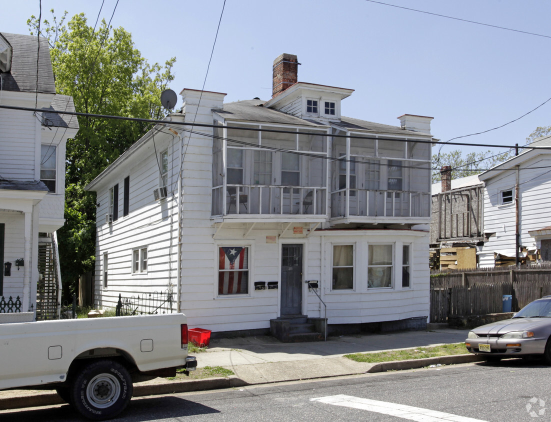 Building Photo - 311 E Pine St