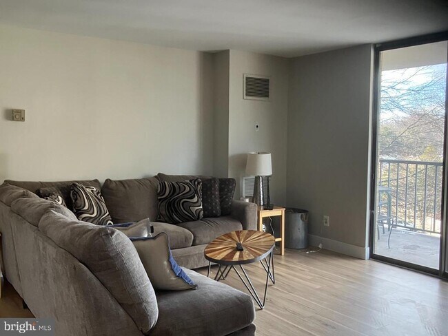 Foto del edificio - 7420 Westlake Terrace