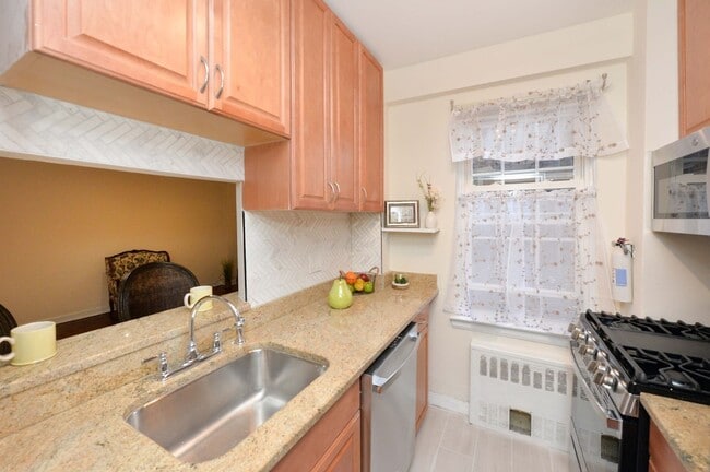 Kitchen - 5 Roosevelt Pl