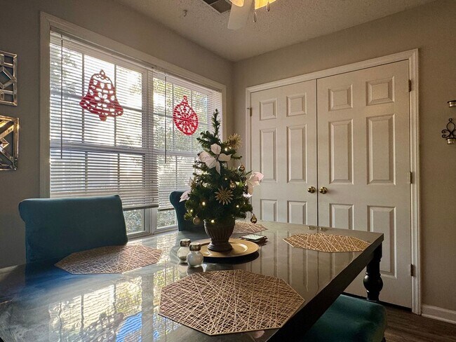 Foto del edificio - 3730 Pardue Woods Pl