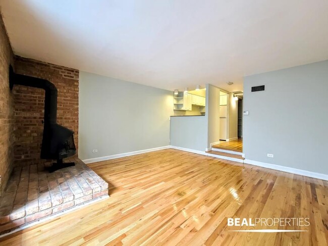 Foto del edificio - 0 bedroom in CHICAGO IL 60610