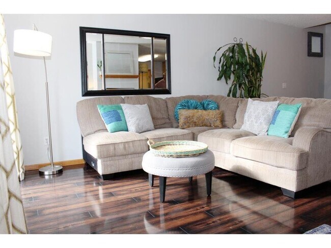 Building Photo - 3 Bed/1.5 Bath Townhome* Great location ne...