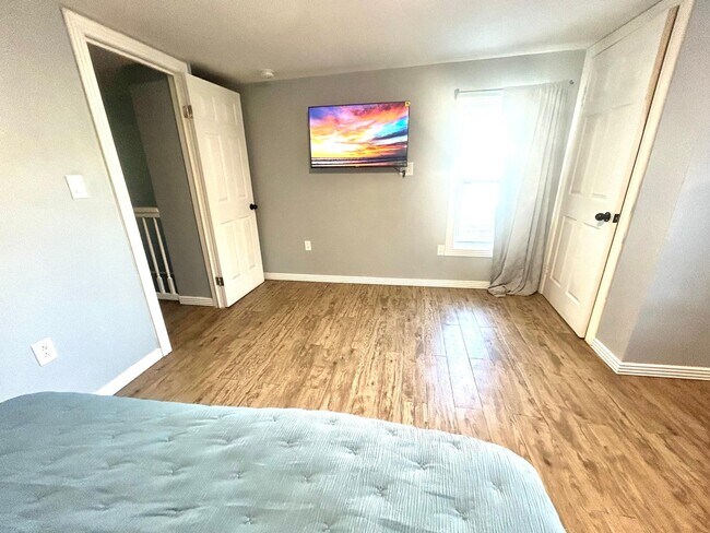 Foto del edificio - 155 Page Ave