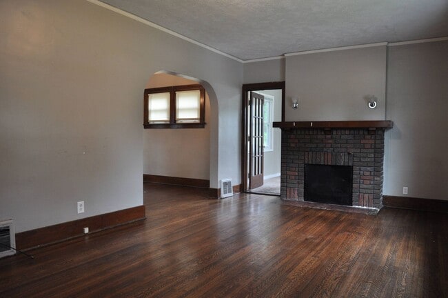 Foto del edificio - 4 Bed, 2 Bath!