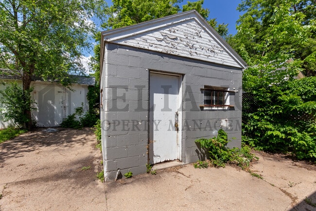 Building Photo - 1028 W Munnell Ave