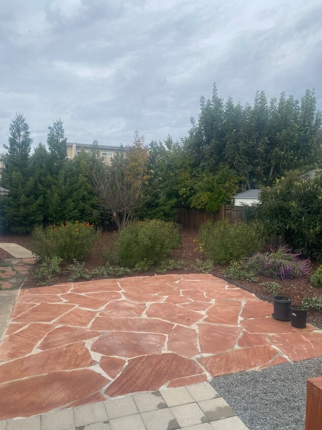 Foto del edificio - 123 E Rosemary Ln