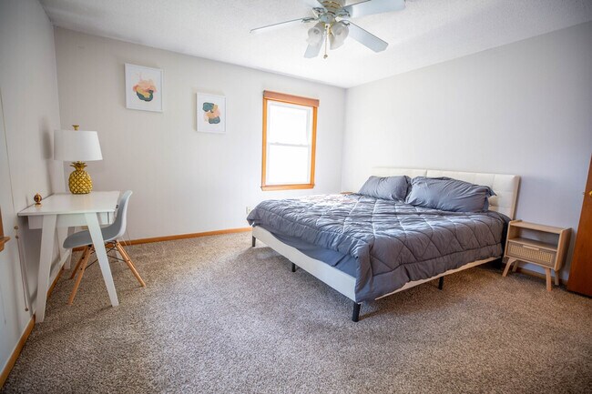 Foto del edificio - 202 NW Sharmin Dr