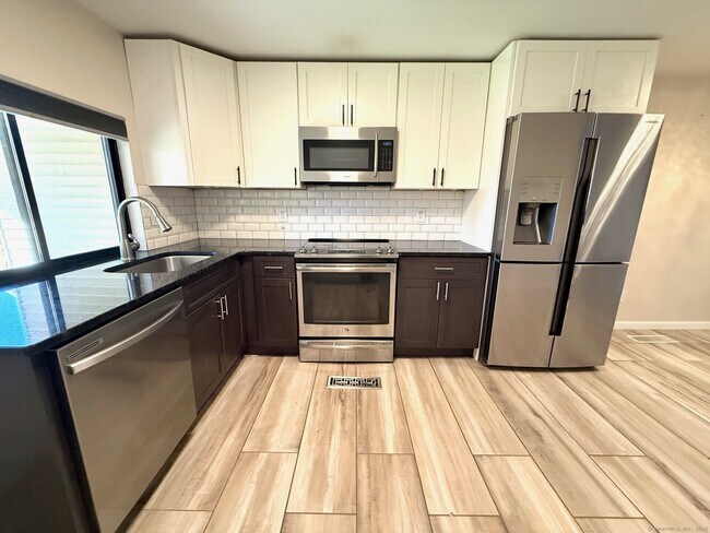 Foto del edificio - 290 Brittany Farms Rd